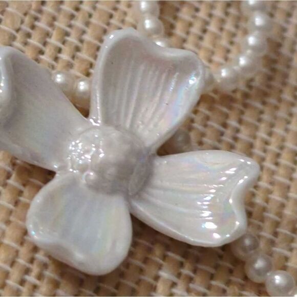 Vintage white beaded‎ necklace with genuine porcelain iridescent flower pendant - Picture 7 of 8